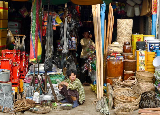 attraction-Shopping in Kampong Chhnang Market.jpg